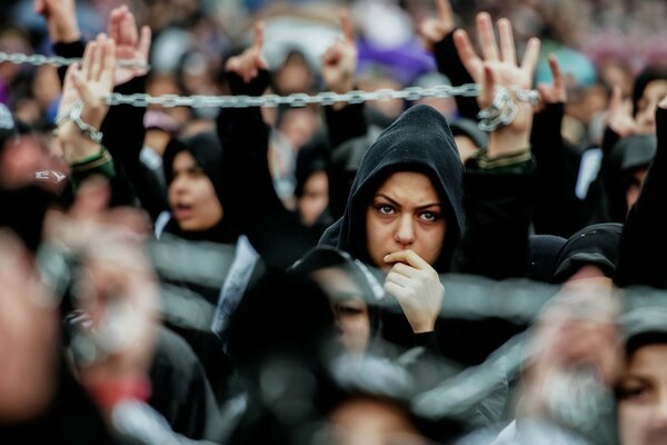 Multitud negra con cadenas contra