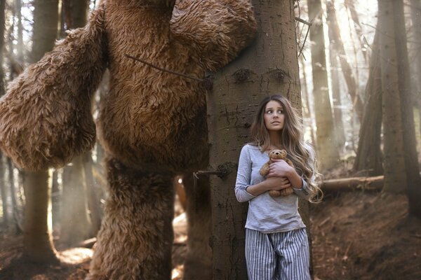 Foresta ragazza nascosta dietro un albero, paura, orsacchiotti