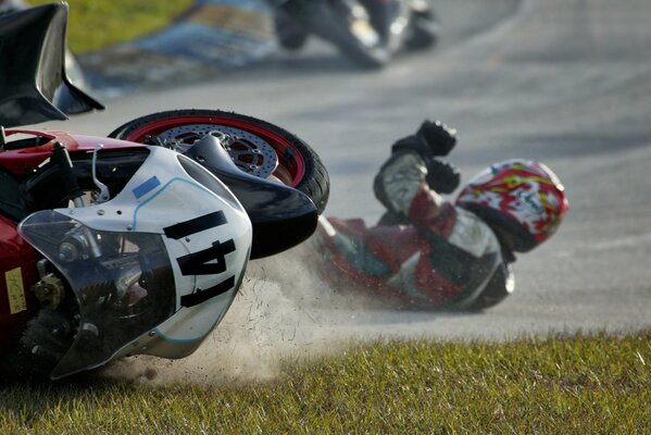 Sturz eines Fahrers vom Motorrad beim Rennen