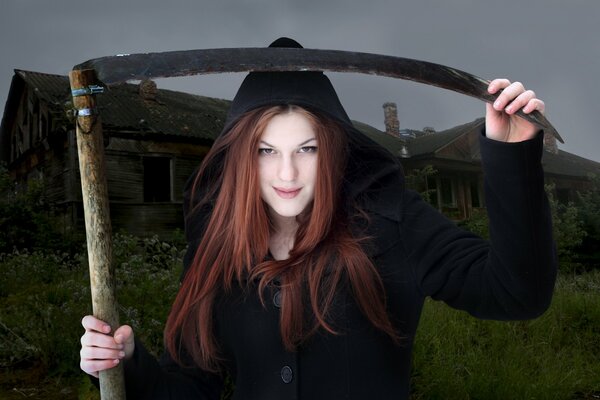 Fille avec une tresse sur le fond d un bâtiment abandonné