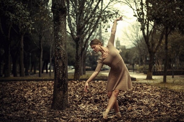 La jeune fille danse sur les feuilles d automne