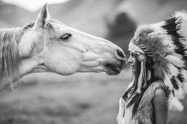 Ragazza indiana con cavallo bianco immagine bianca nera