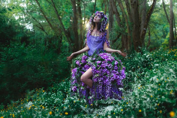 Hermosa foto de una chica en el bosque