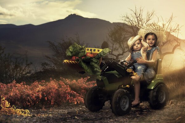 Los niños llevan verduras en un tractor