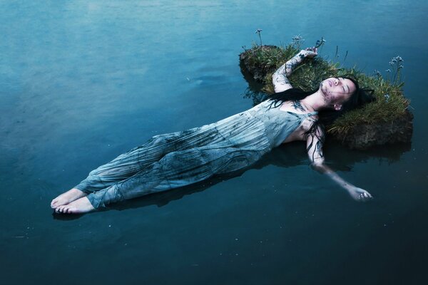 Una ragazza in sarofan sta riposando sull acqua. Indo