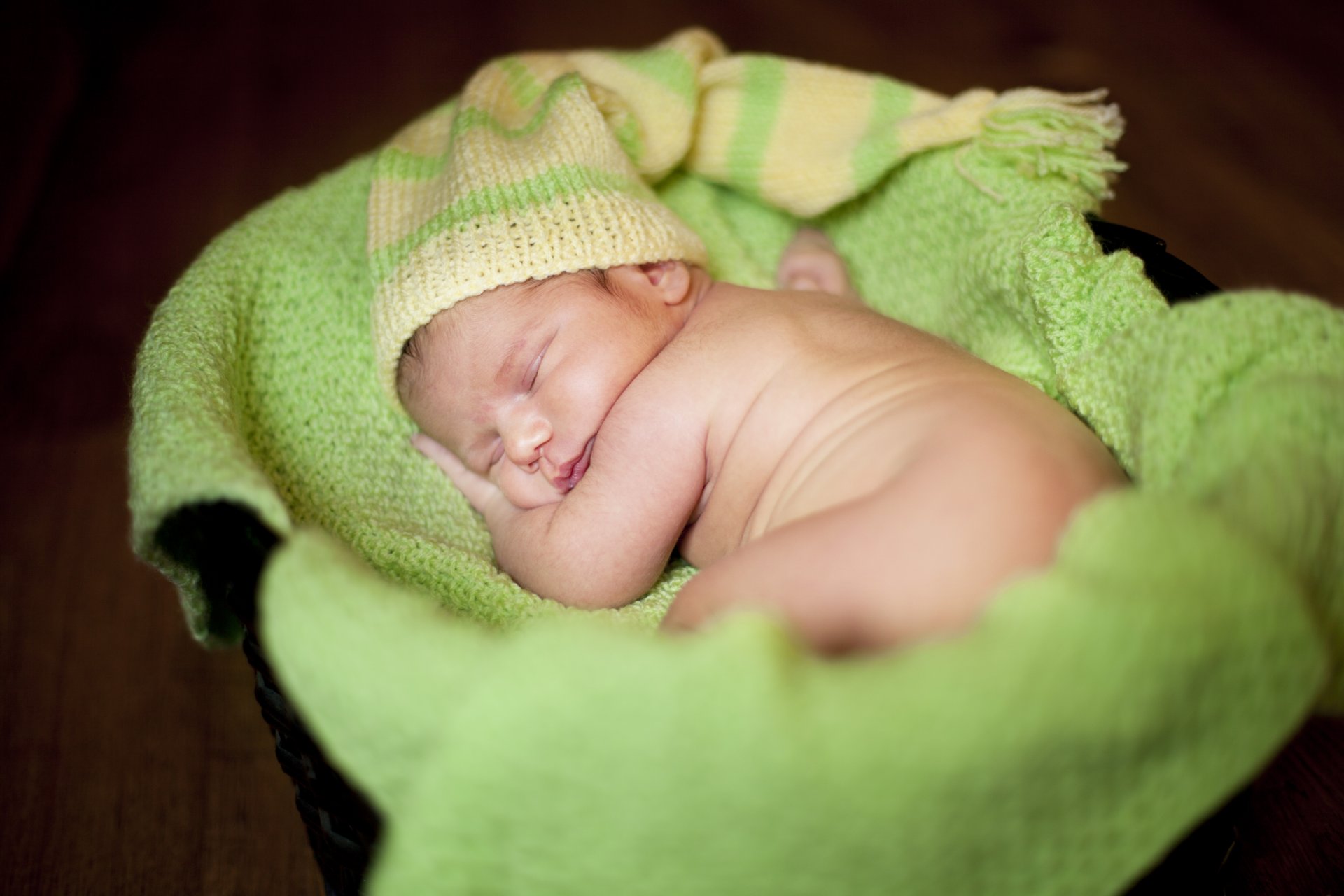 bébé nourrisson enfants le sommeil dort un chapeau une couette