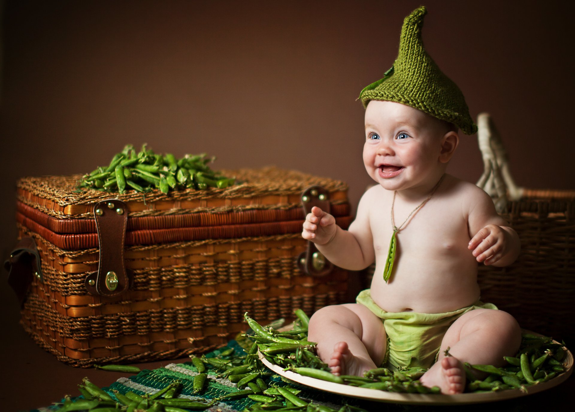 anna levankova bambini bambino cappello sorriso gioia piselli scatola