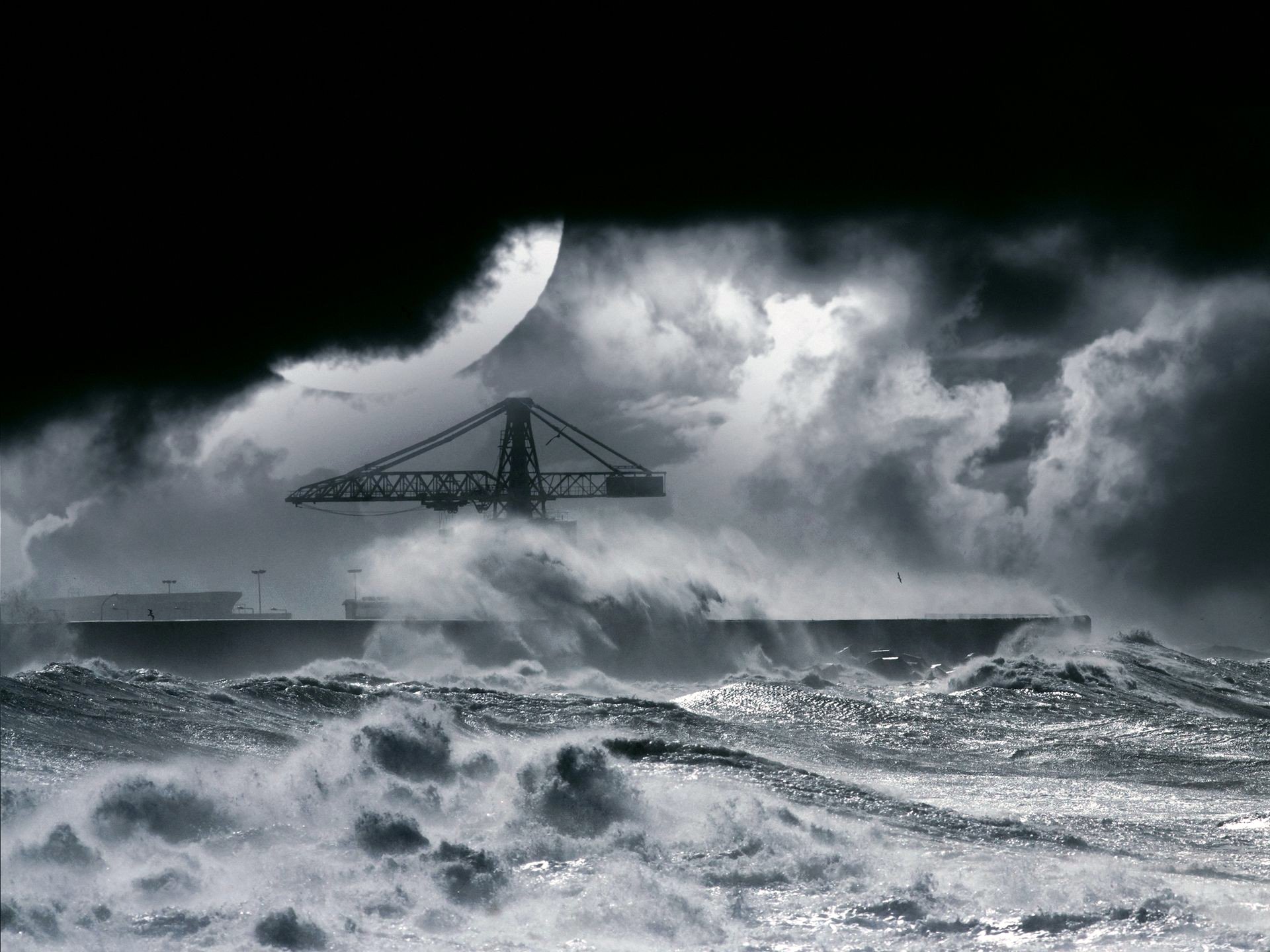 meer ozean pier liegeplatz hafen kran sturm wellen element wind spritzer schaum nacht mond