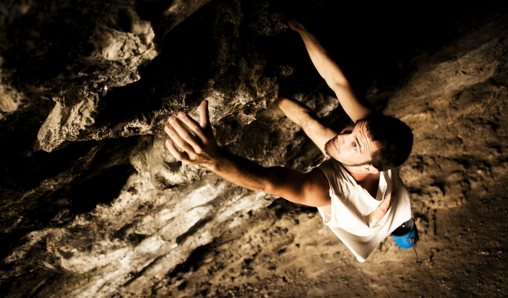 situaciones hombre chico deportes roca escalada mano tenacidad objetivo piedras naturaleza fondo papel pintado pantalla ancha pantalla completa pantalla ancha pantalla ancha