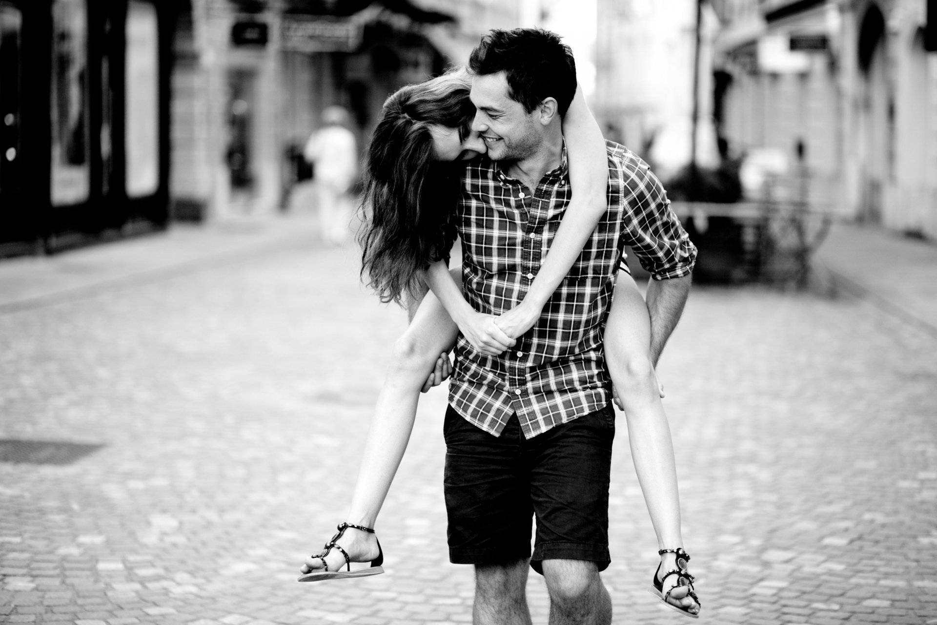 situazioni ragazza uomo sorriso risate gioia felicità fidanzato coppia amanti amore sentimenti romanticismo bianco e nero strada sfondo widescreen schermo intero carta da parati