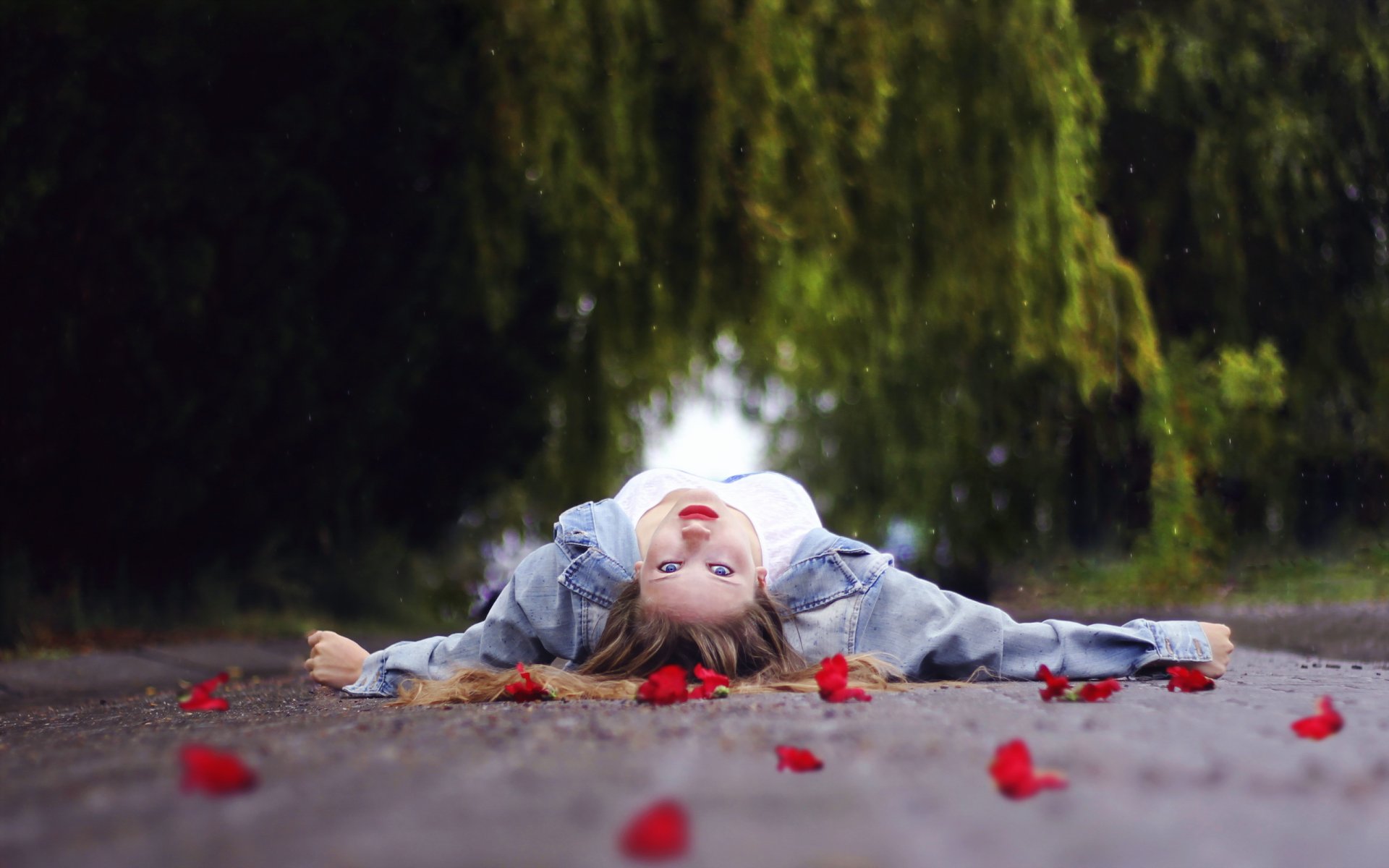 ragazza strada fiori situazione