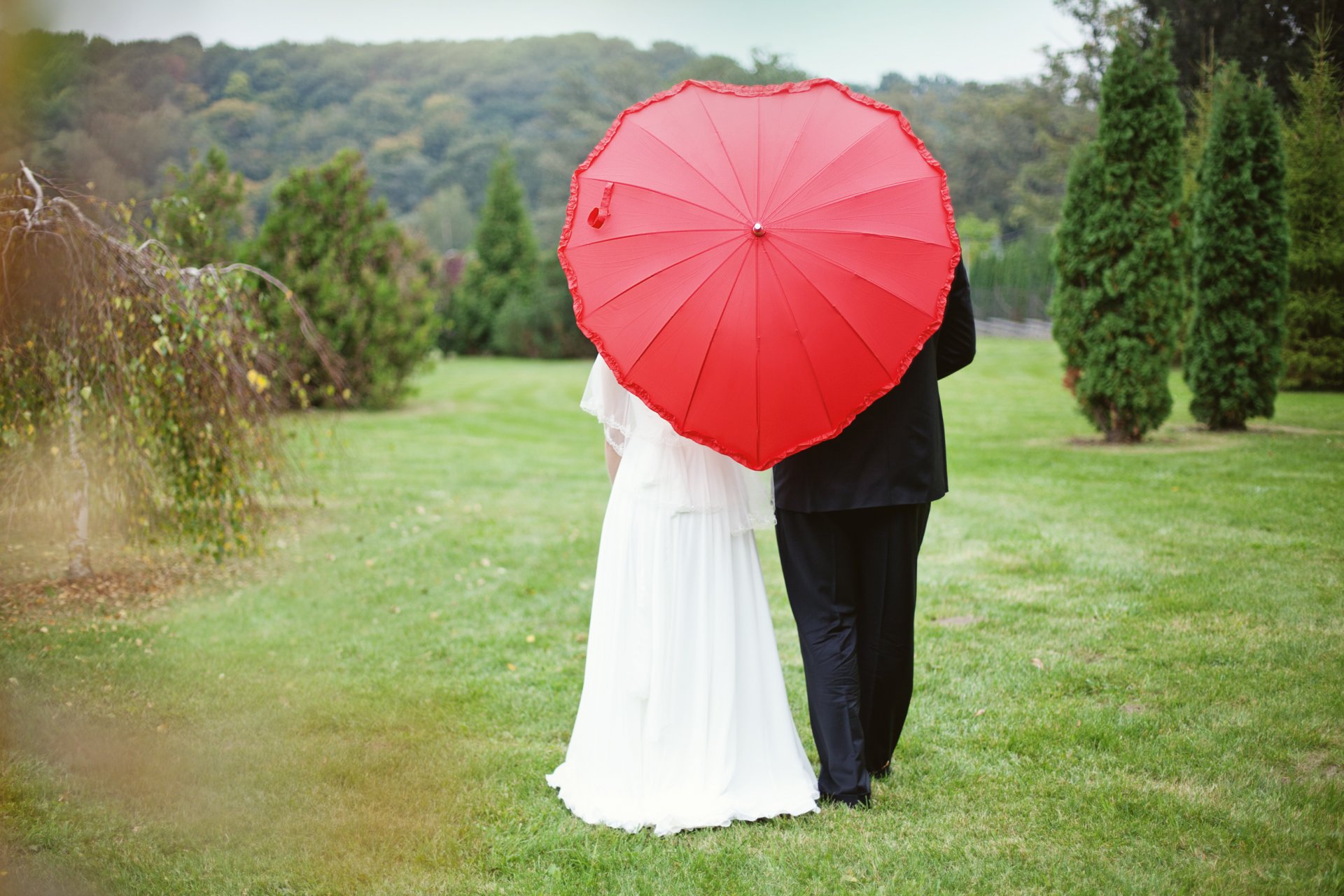 umbrella wedding groom bride heart forest