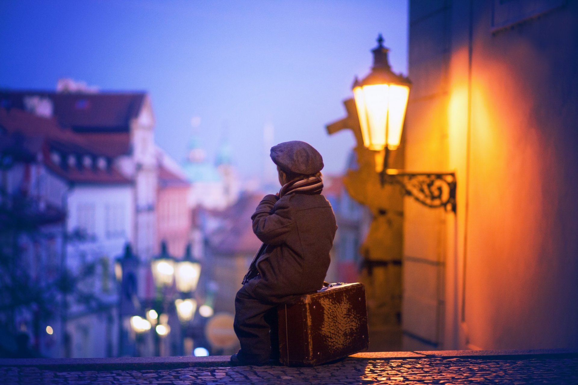 kleiner junge koffer stadt laterne