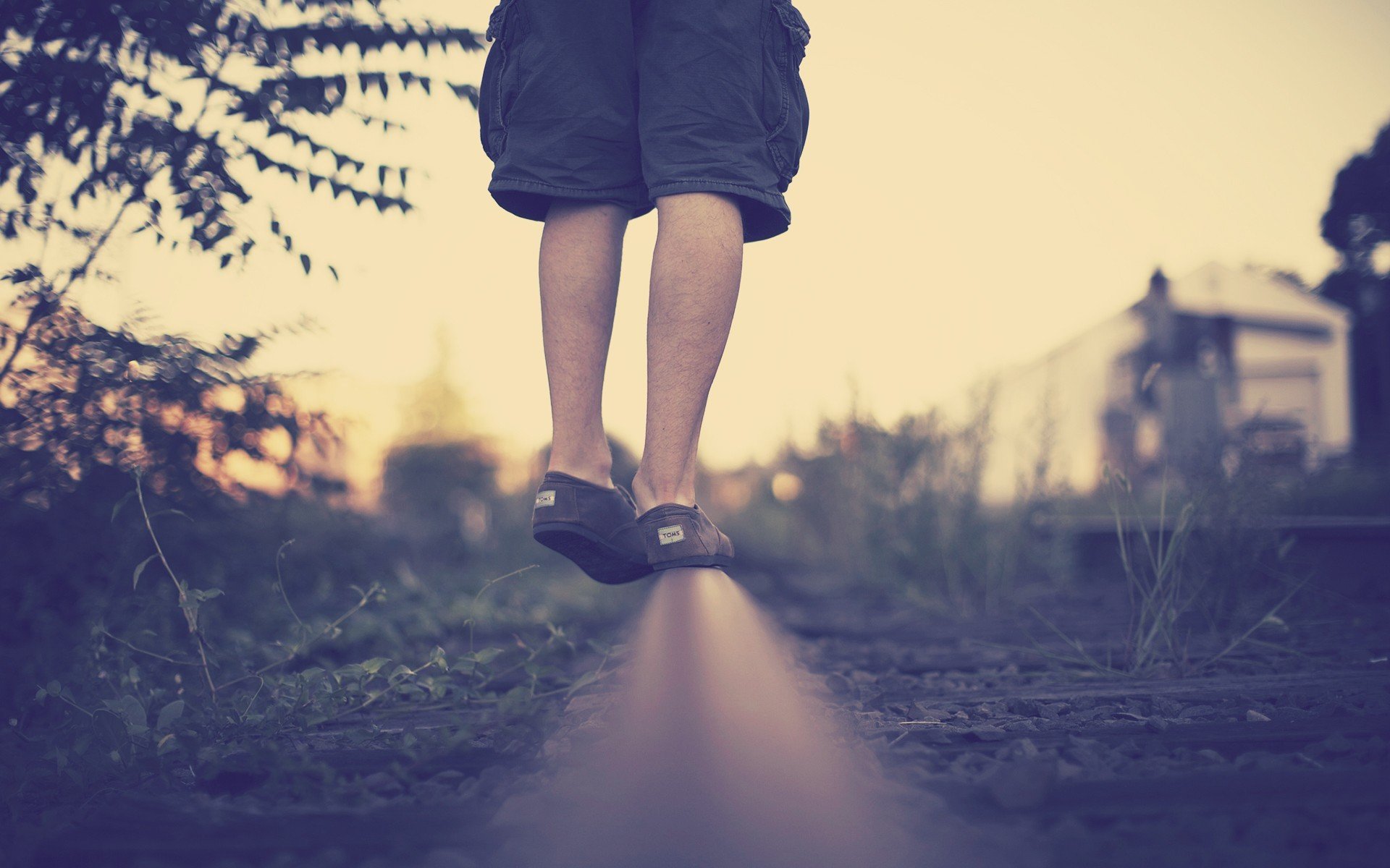 situazione situazione passo piedi uomo uomo ragazzo ragazzo tubo rotaie erba verde sfondo carta da parati pericolo