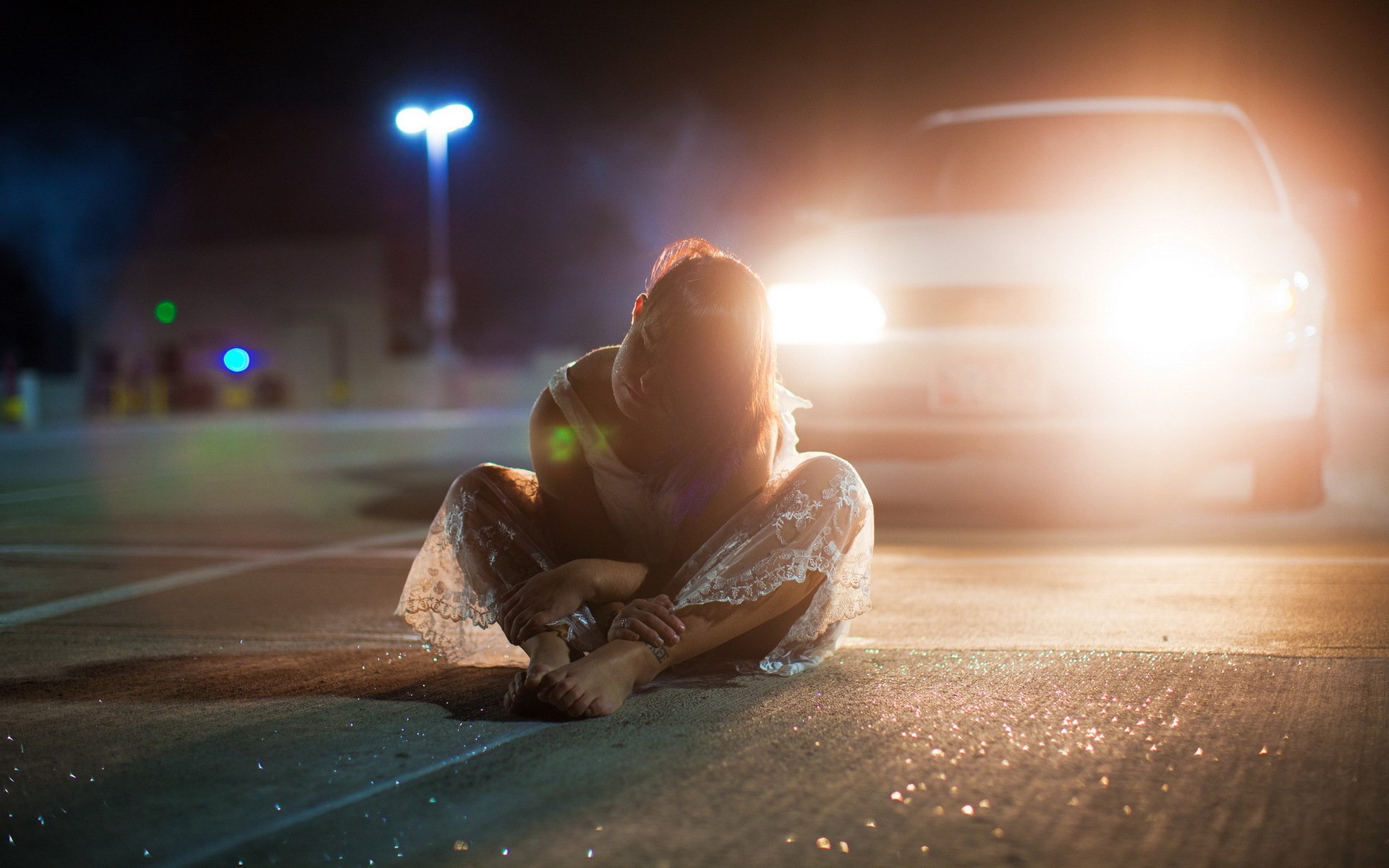 ragazza strada macchina situazione