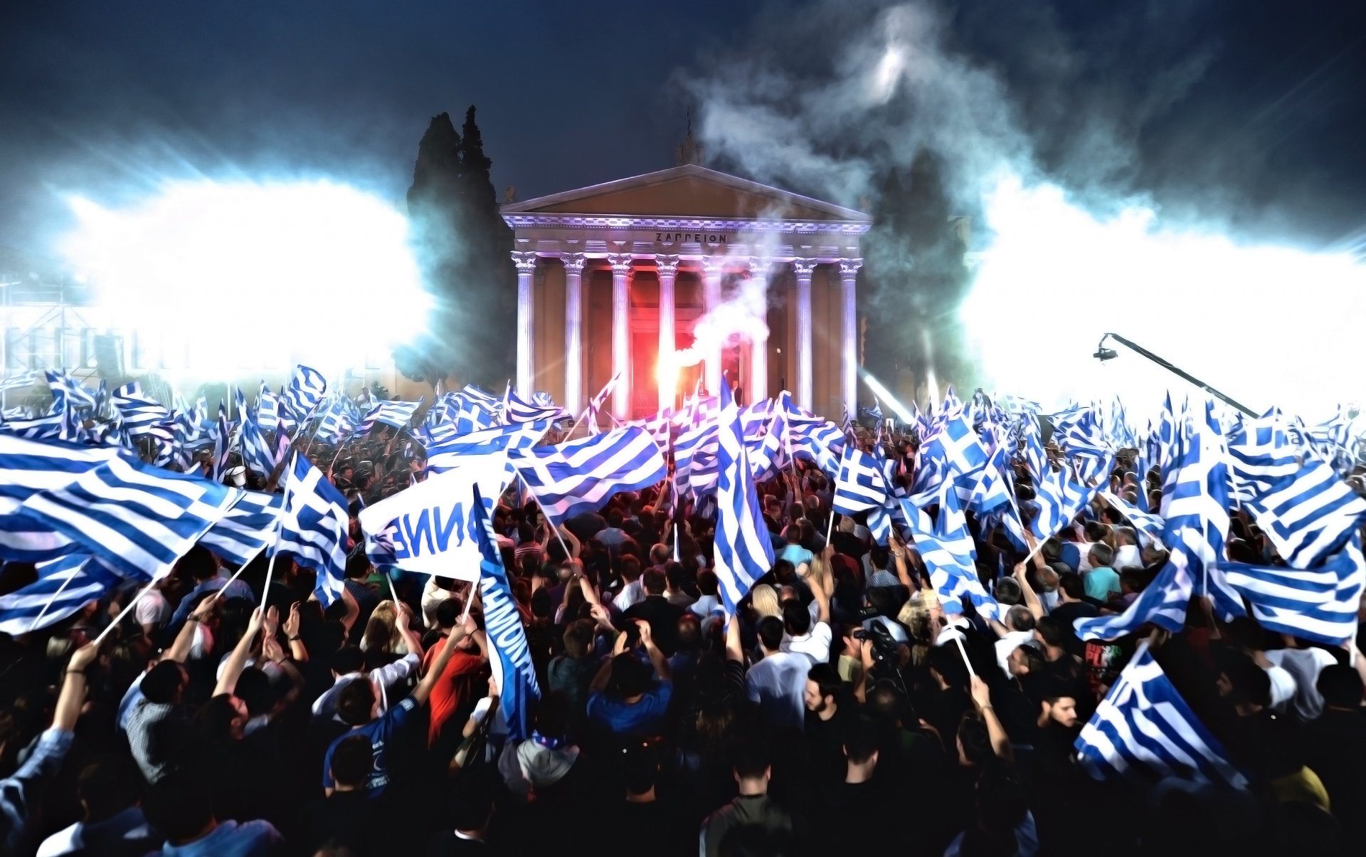 grecia raduno persone notte bandiere molto