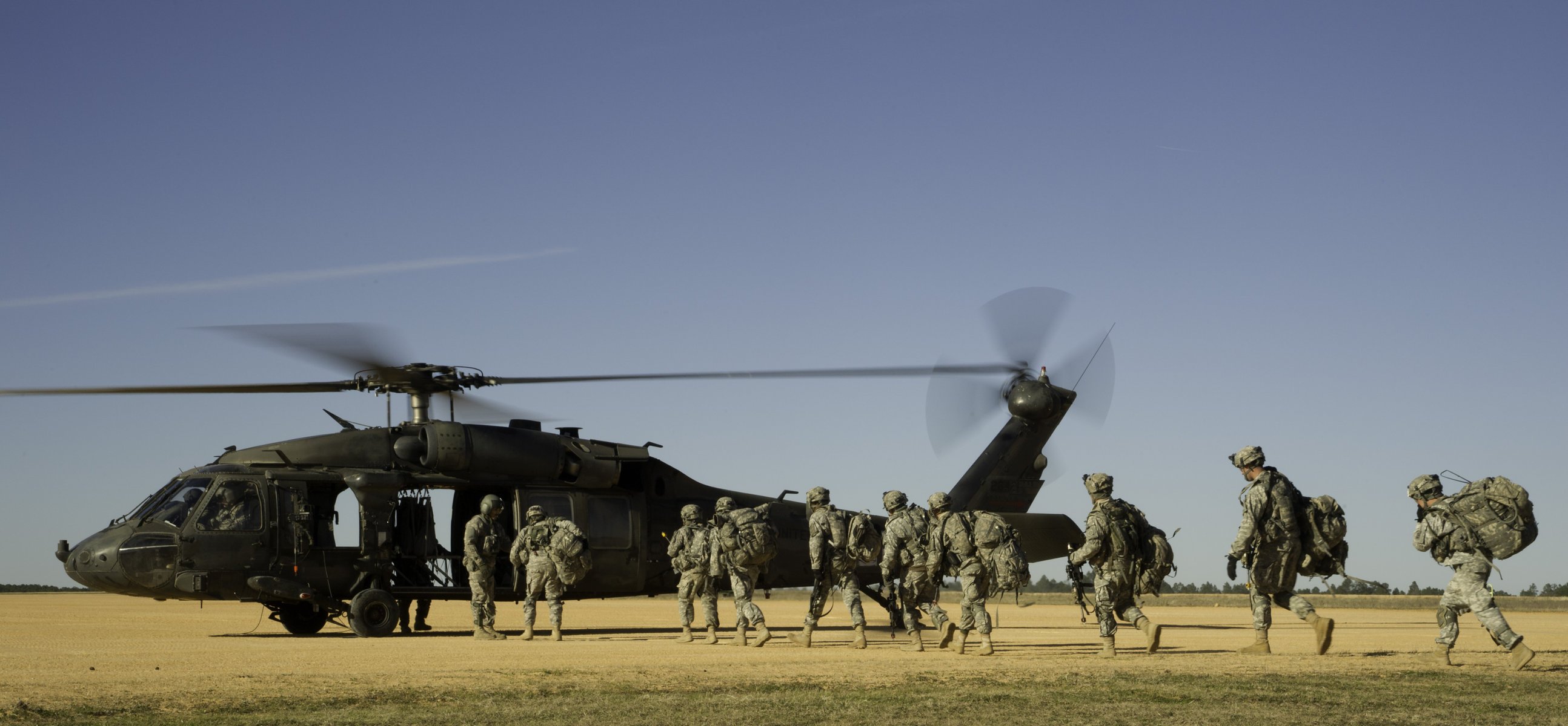 uh-60 black hawk hubschrauber landung soldaten ausrüstung waffen