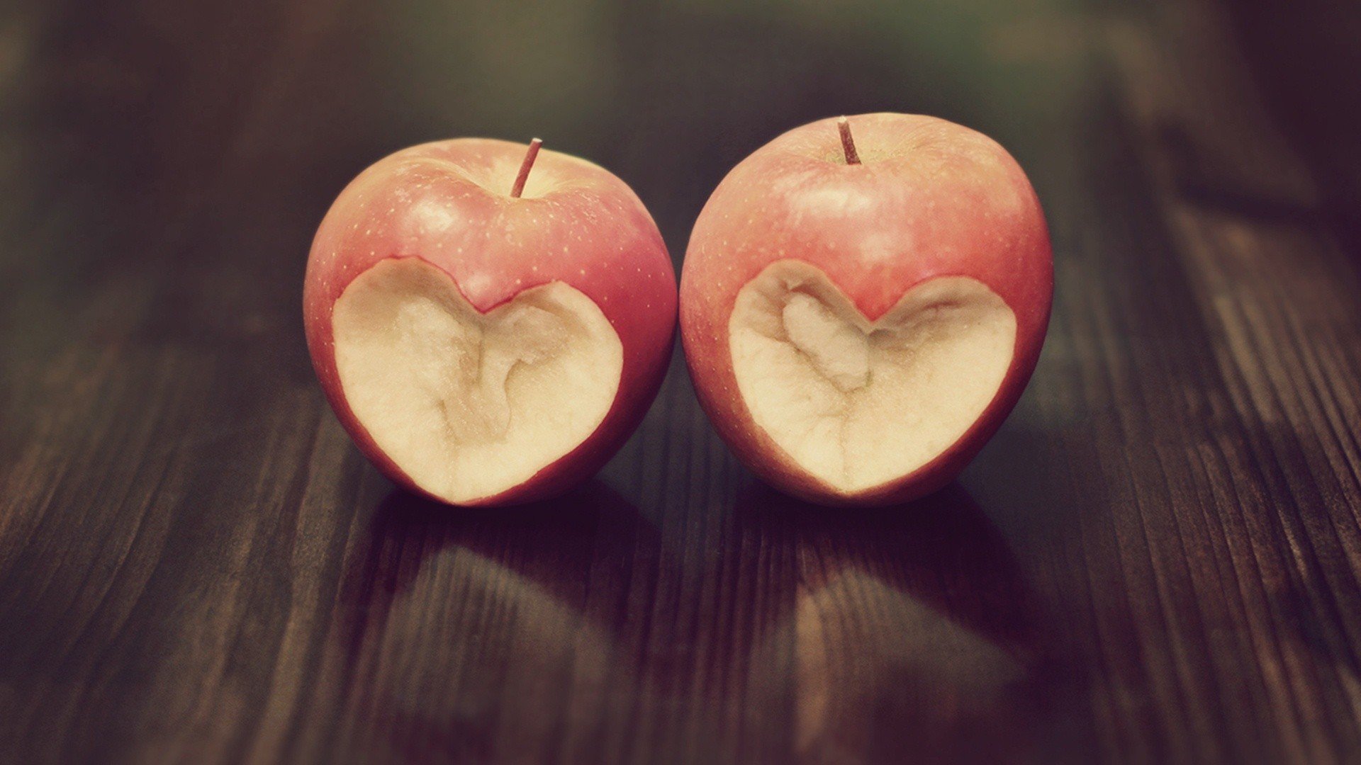 Яблоко в виде сердца