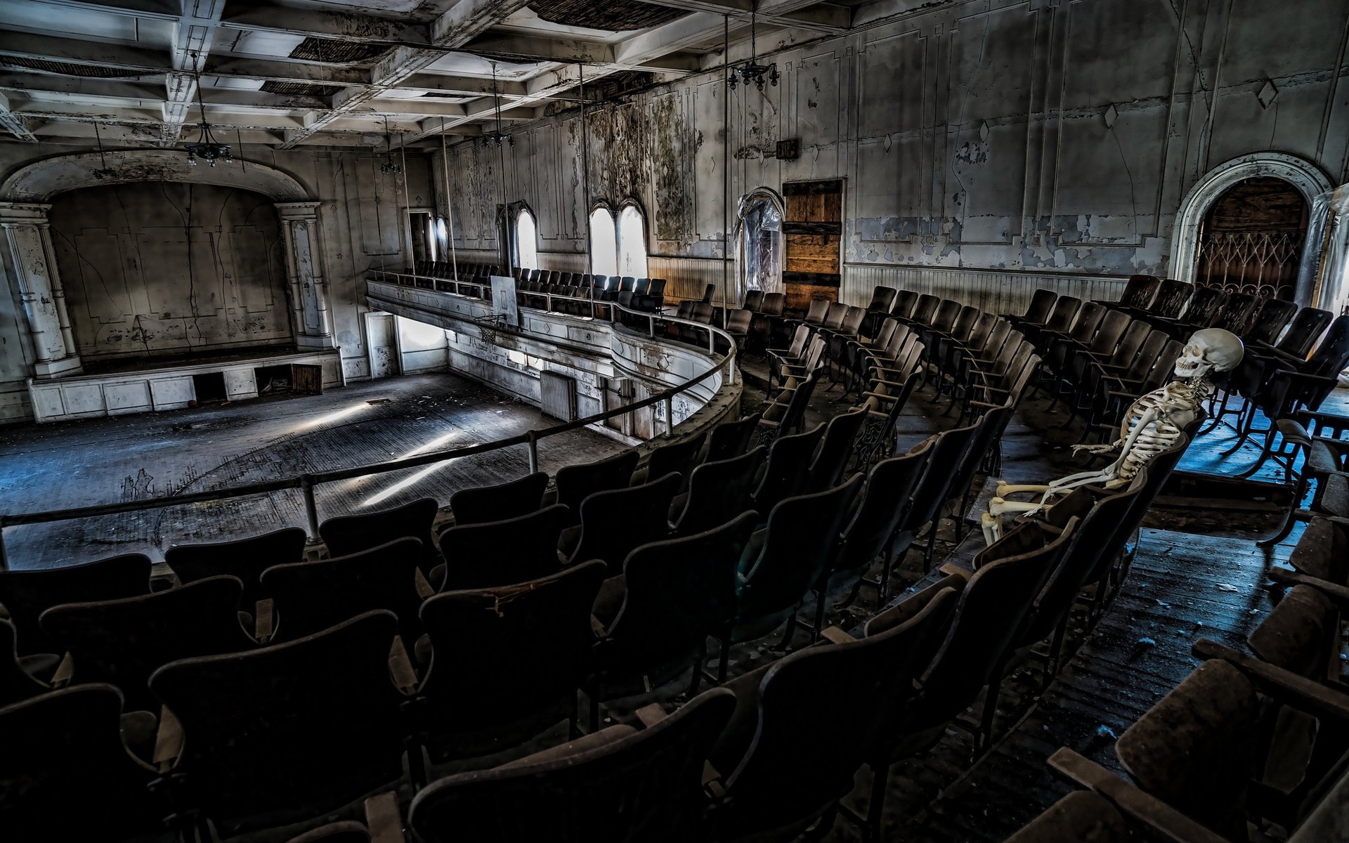 opéra abandonné ruines désintégration os