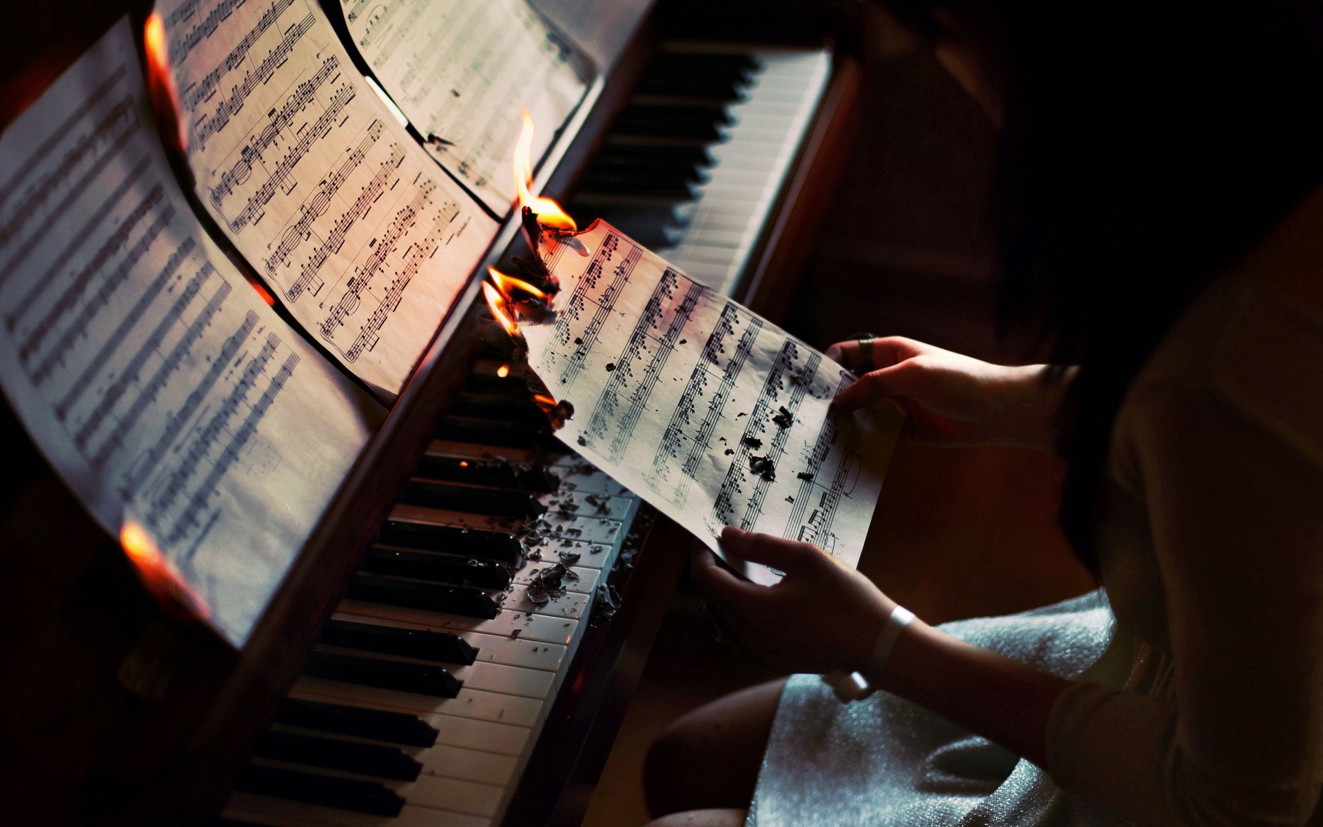 piano partituras chica situación música