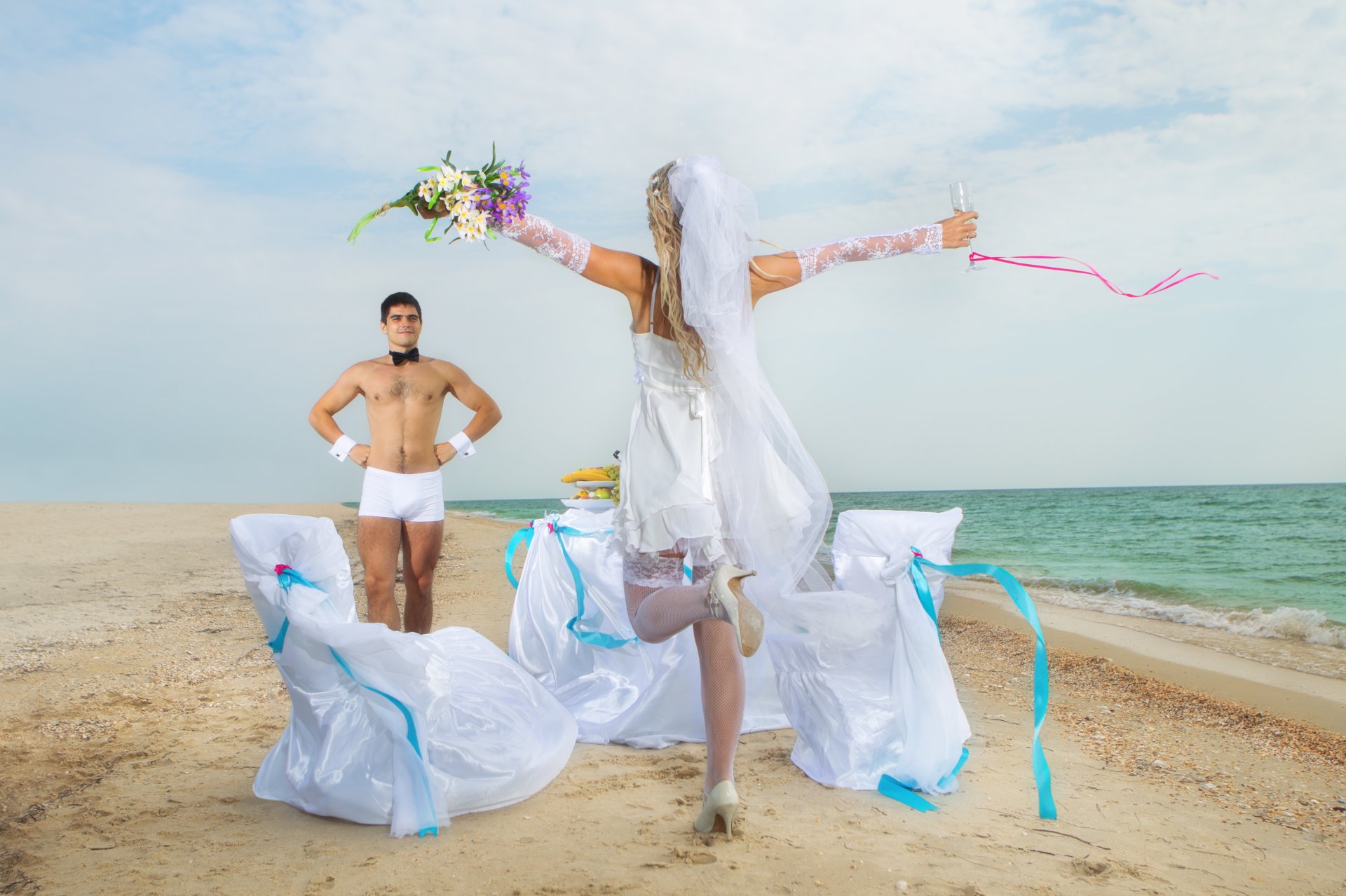 fille garçon mariée voile plage mer fleurs verre à vin