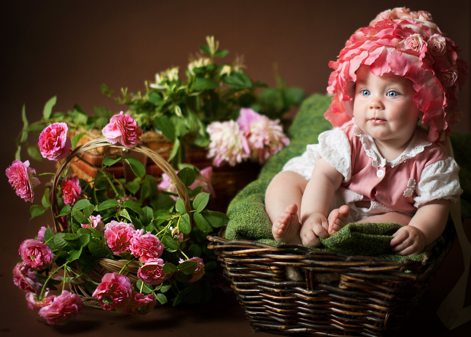 anna levankova bambino bambini fiori ragazza cestini rose