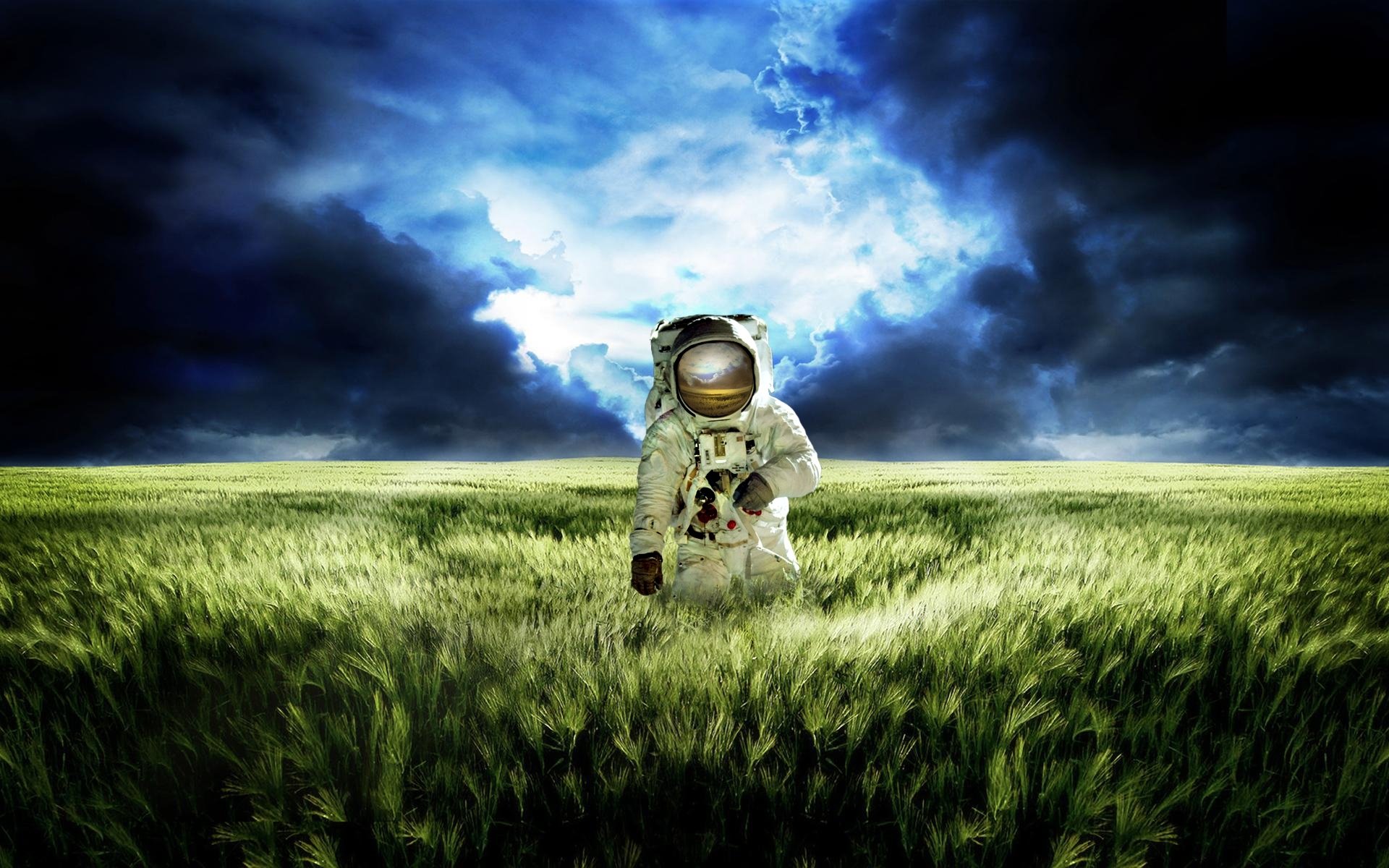 astronauta planeta situación cielo hierba prado reflexión azul campo nubes traje espacial