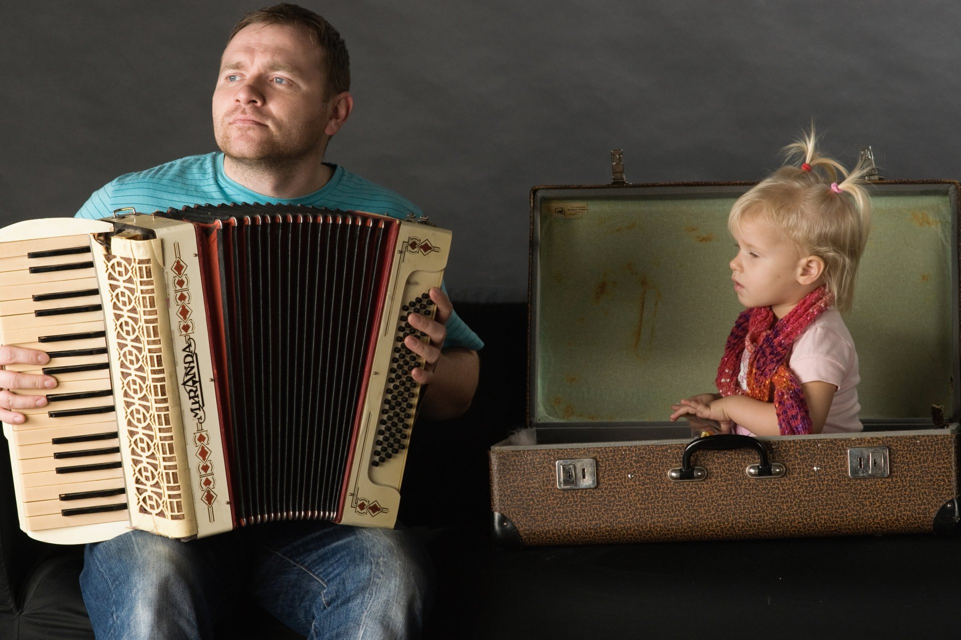 girl a man father accordion bag the situation