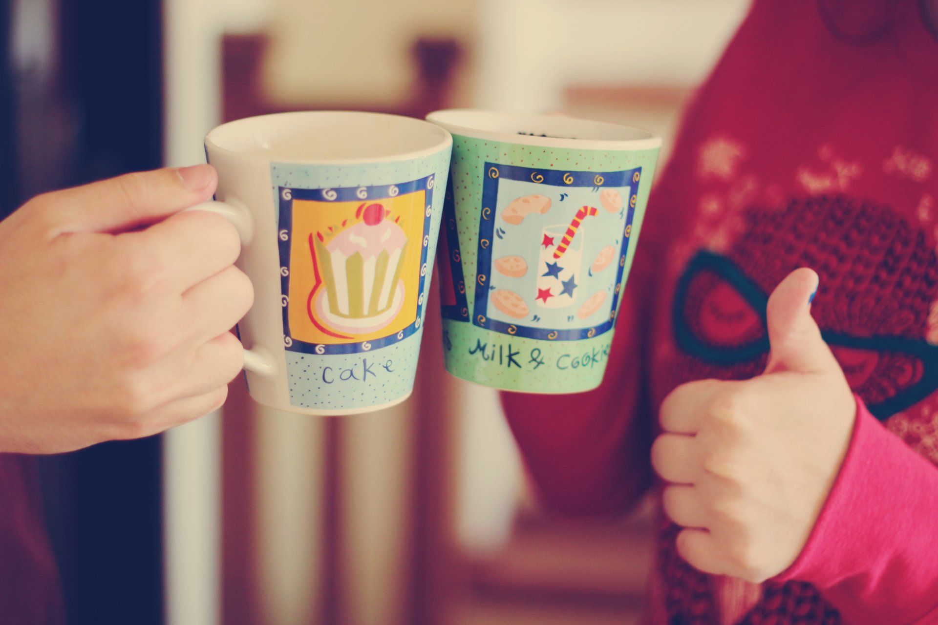 situation l ambiance fille gars de tasses de gâteaux de dessin de lait gâteau t-shirt super la main le signe rouge. toile de fond fond d écran plein écran grand écran