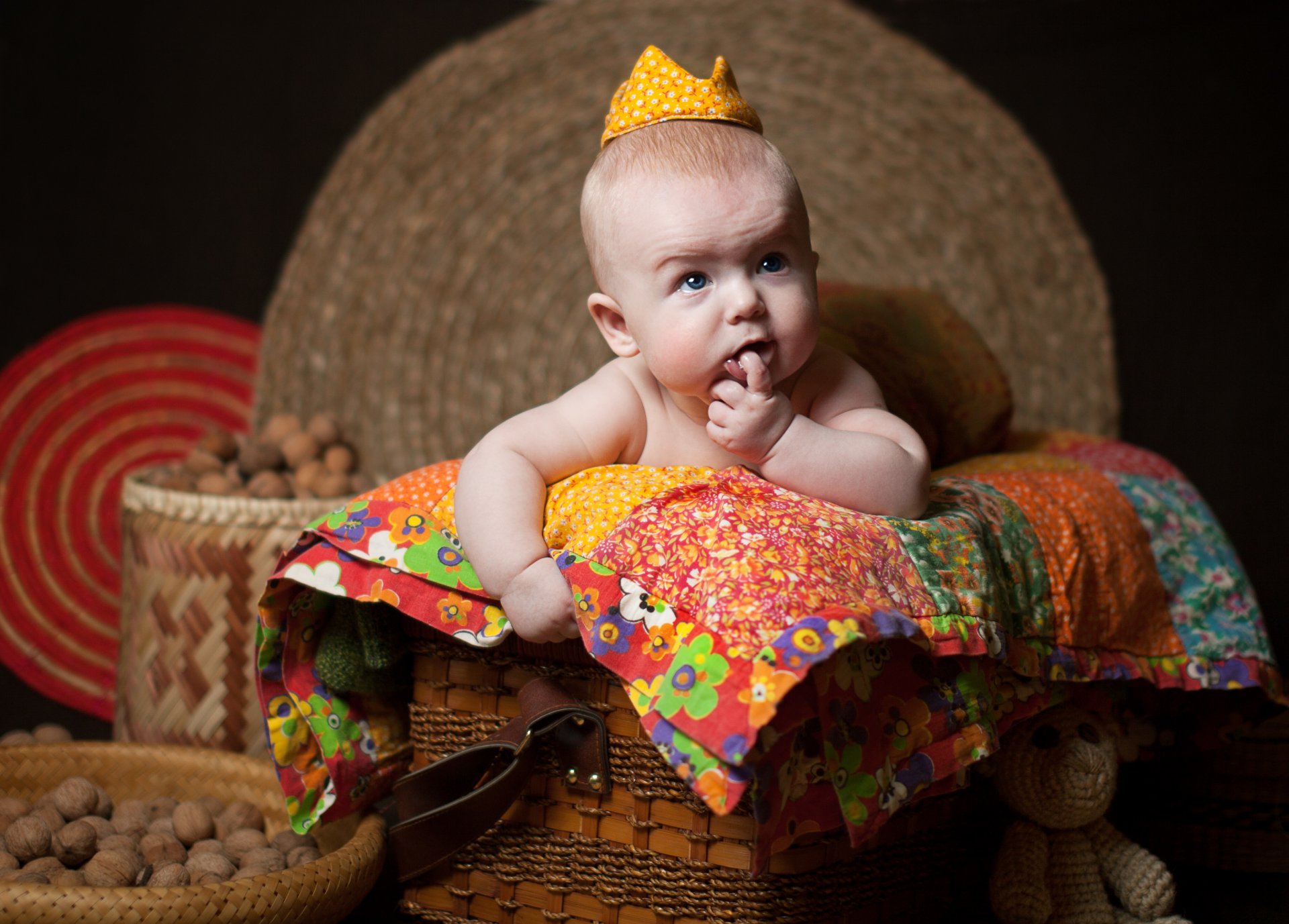 anna levankova niños niño cesta corona manta nueces