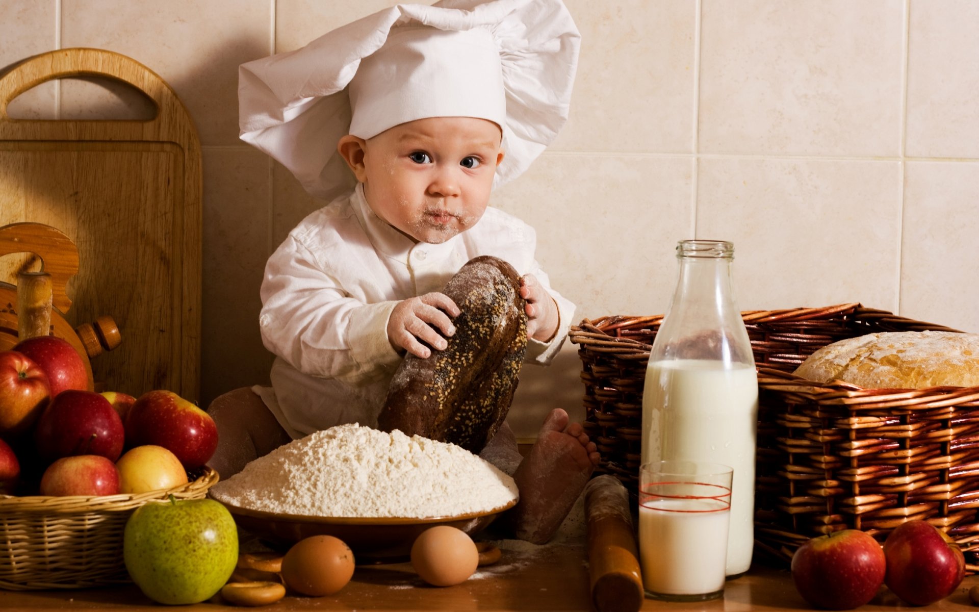 baby baby junge kochen deckel küche obst äpfel gemüse mehl eier milch kind koch köchin kappe brot