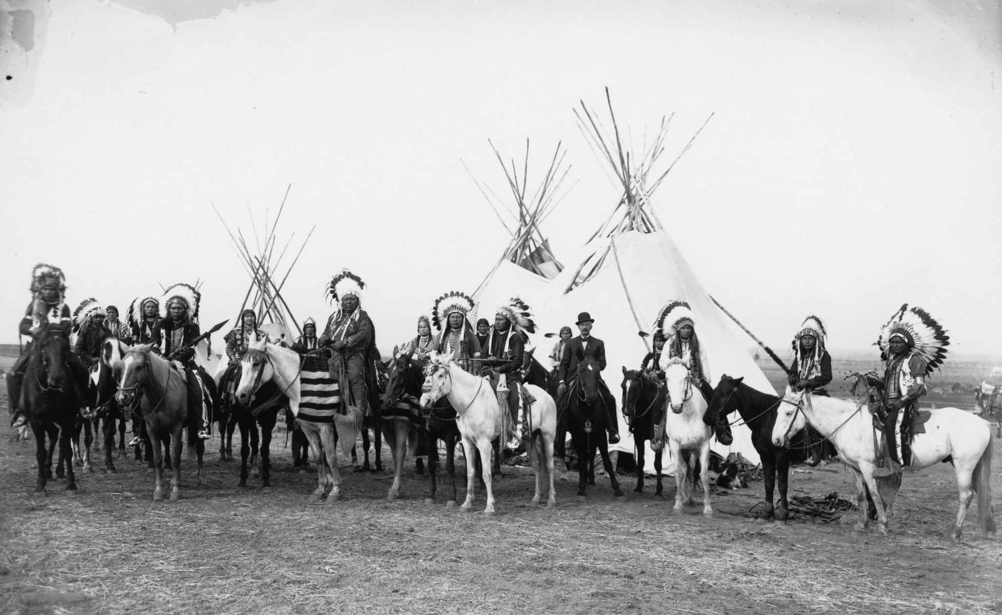 indiens chevaux tipi plumes rétro vintage photo noir et blanc