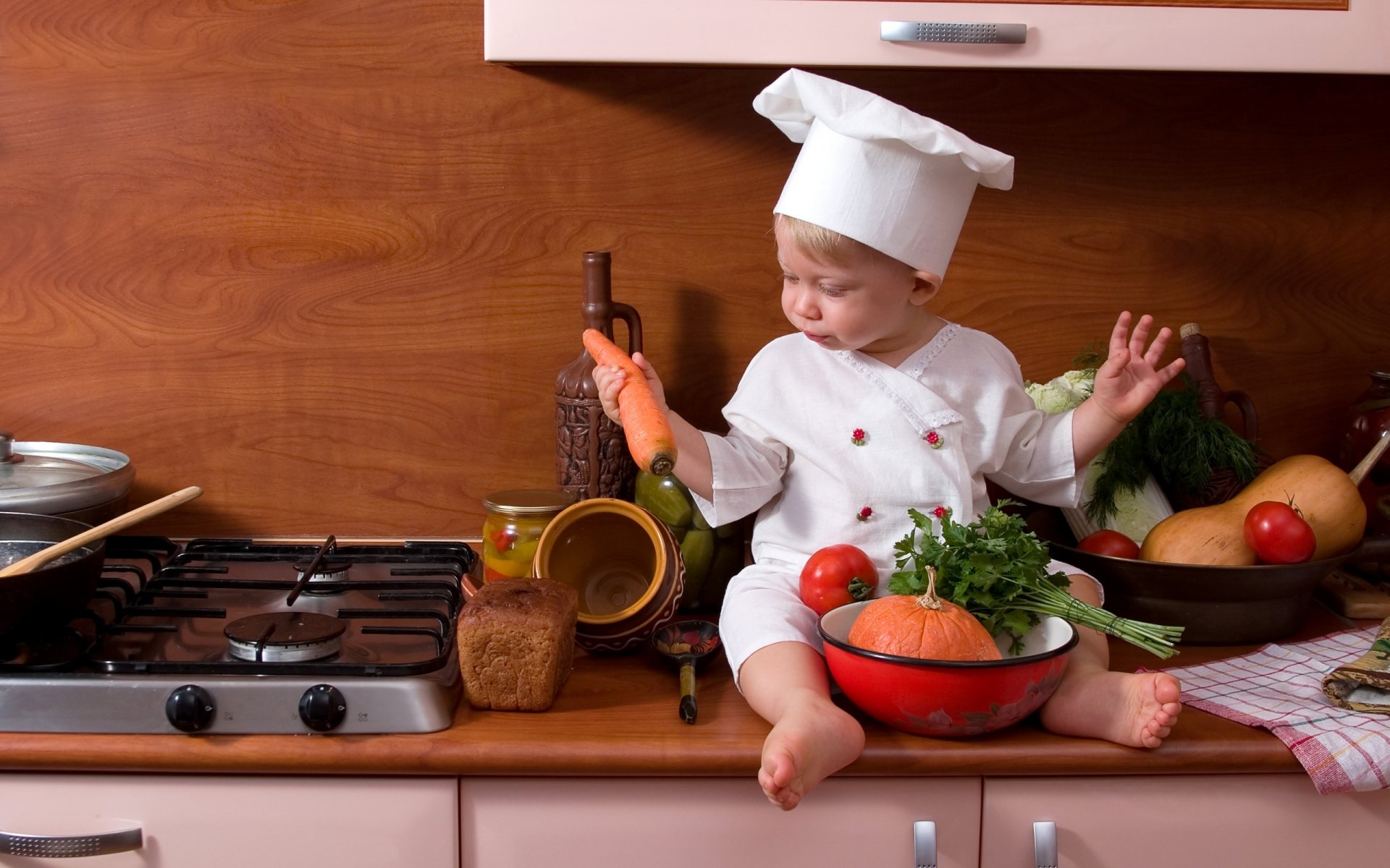 bambino cuoco cucina fornello verdure zucca pomodori prezzemolo cuoco pane pomodoro carota