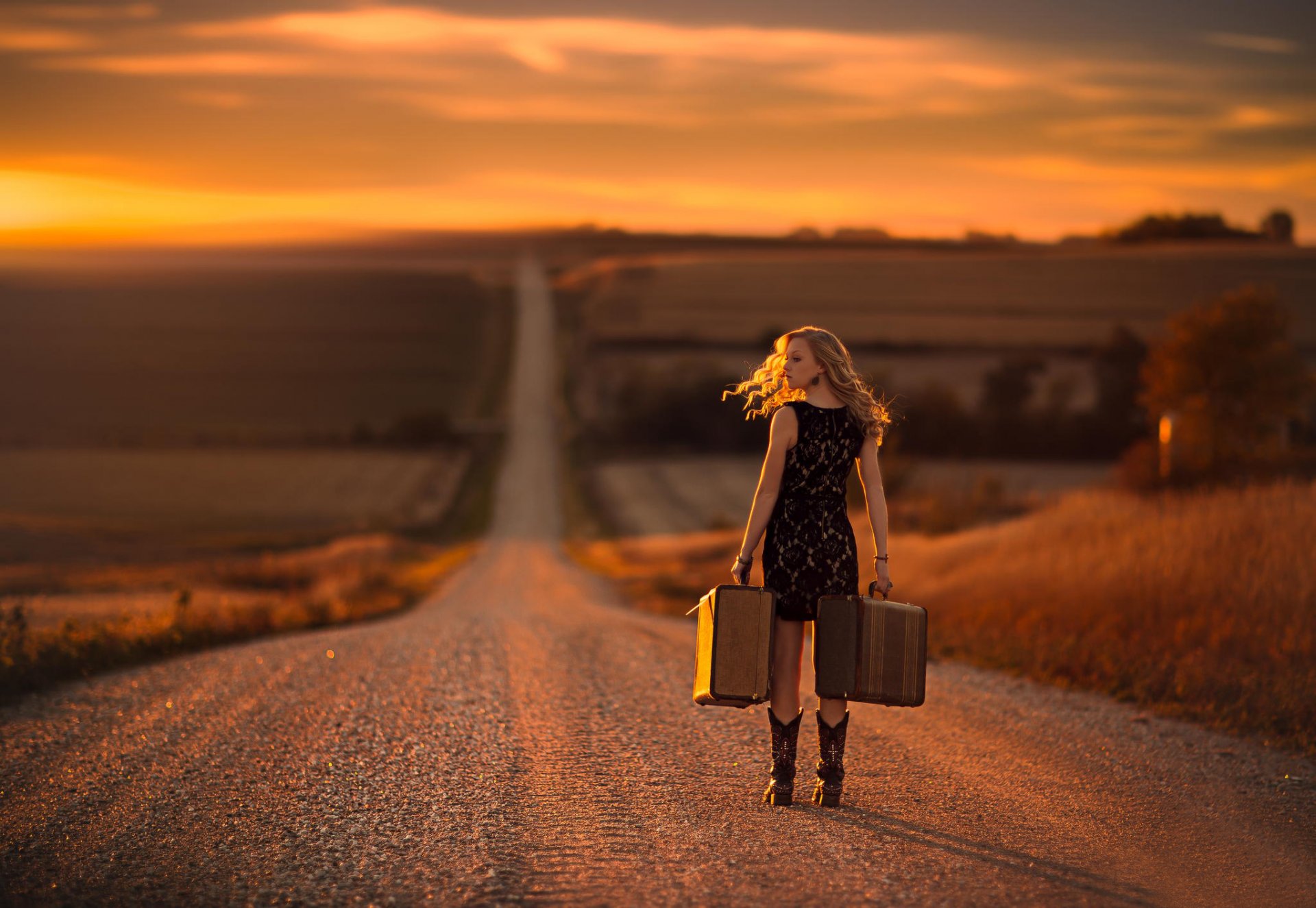 fille route.valises chemin