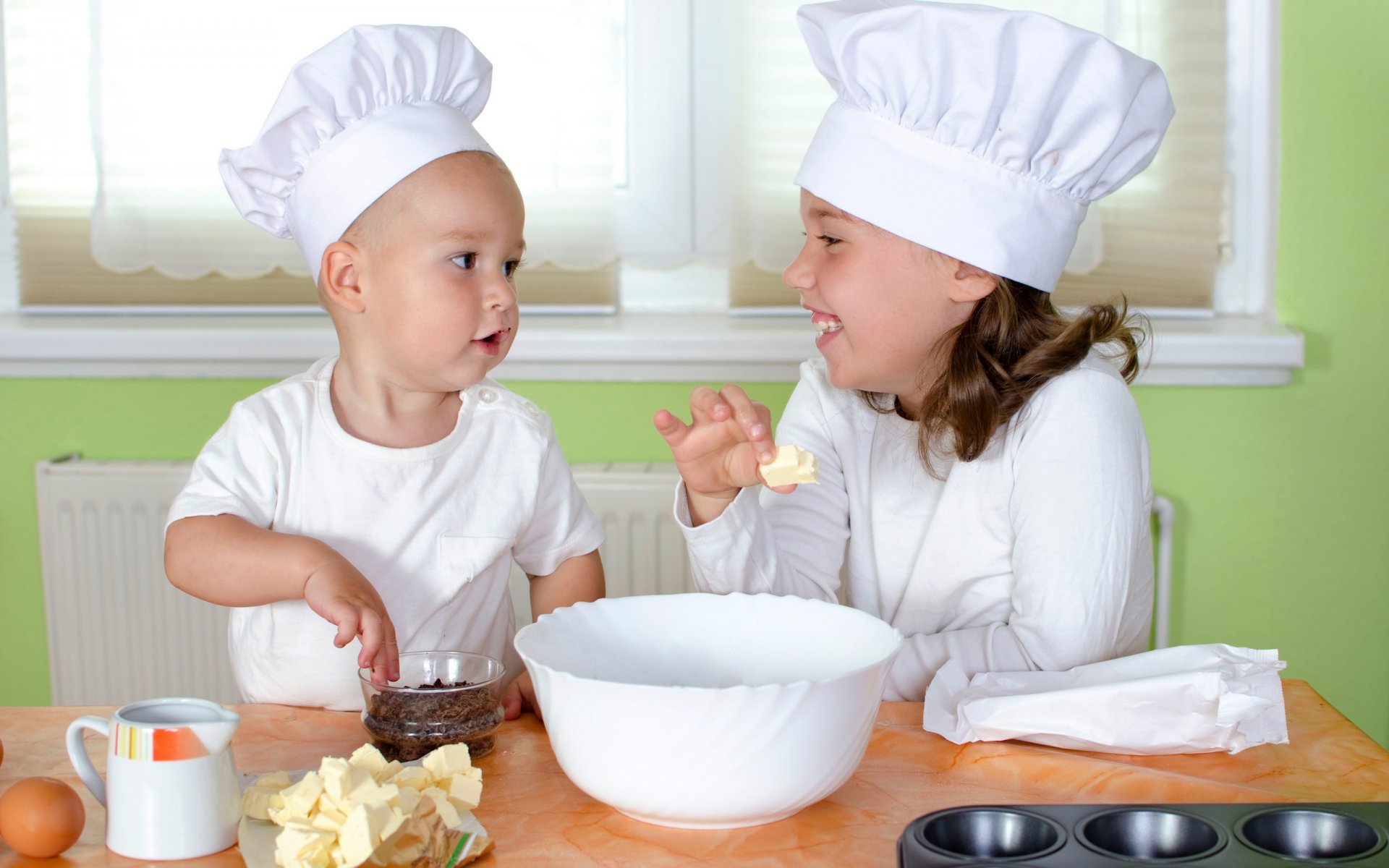 enfant garçon fille cook cuisine bureau plaque de cuisson le beurre les œufs les épices le bébé une fille un cuisinier поварята beurre oeuf