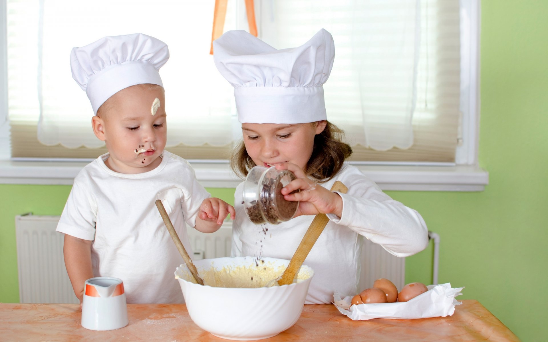 kind junge mädchen kochen küche tisch tasse löffel eier creme gewürze kind mädchen köche köche löffel