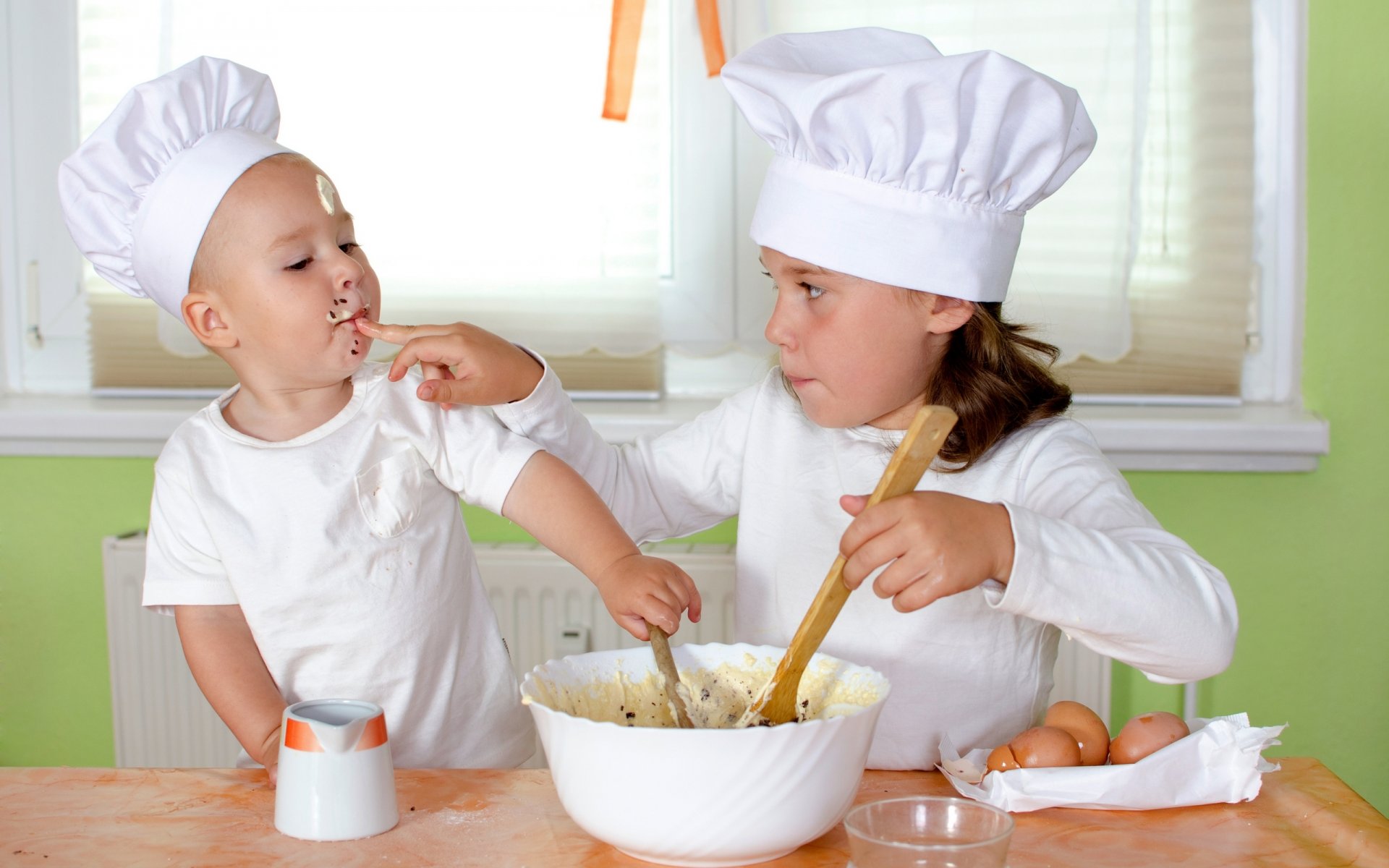 kind junge mädchen kochen küche tisch tasse löffel eier creme kind mädchen köche köche löffel