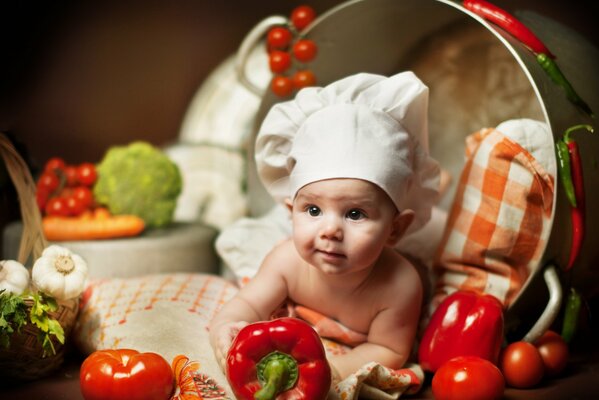 El pequeño cocinero se encuentra en una olla