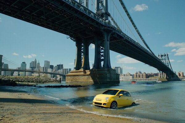 El coche debajo del puente sale del agua