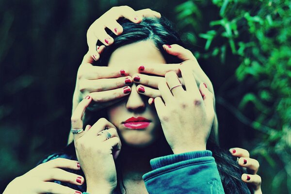 Photo de la jeune fille et beaucoup de mains photoshoot