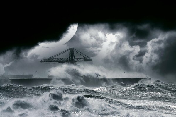 Nachtsturm am Pier mit Kran am Pier