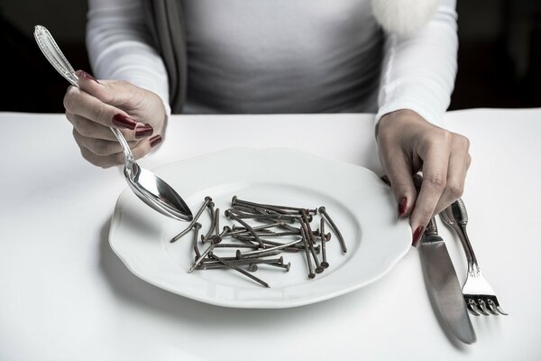 Una donna sta per provare a inchiodare