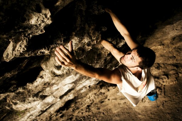 Un ragazzo determinato si arrampica