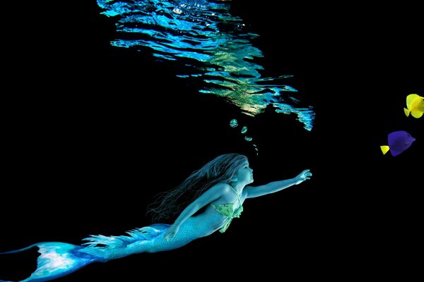 Девочка русалка в воде с рыбами