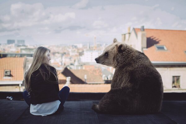 Sul tetto della casa ragazza e orso