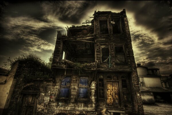 Les ruines de la vieille maison ont laissé que les portes et les fenêtres