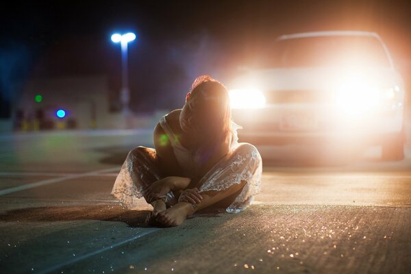 Zdenerwowana dziewczyna prawie popełniła samobójstwo siedząc na drodze pod samochodem