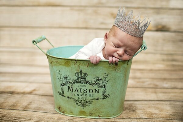 Bébé dans la Couronne dort dans le bassin