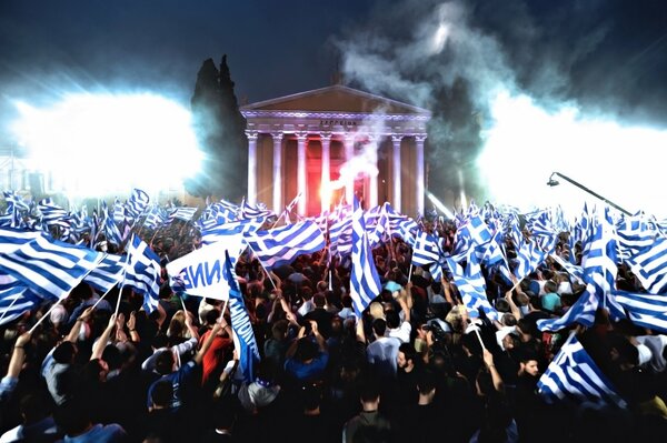 Manifestanti in strada con bandiere di notte