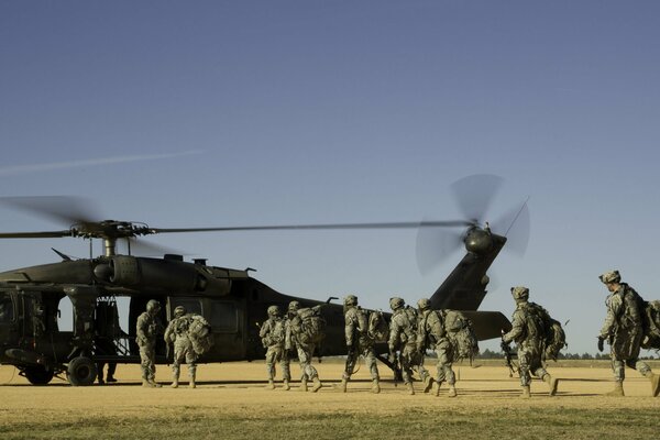 Landing of equipped soldiers in a helicopter